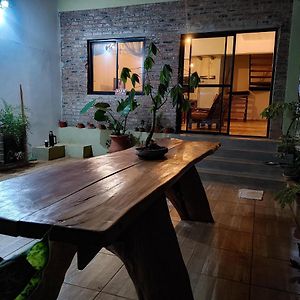 La Casona alegre de toto, con mucho verde y estacionamiento.